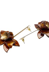 Brązowe kolczyki w kształcie kwiatów z żywicy tortoise z warstwowymi płatkami, złotym wykończeniem i eleganckim zapięciem na sztyft. Chropowata i błyszcząca powierzchnia.