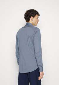 Michael Kors SOLID SLIM SHIRT - Camisa - slate blue