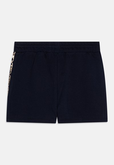 Pantalones cortos azul marino de tejido suave, con una cintura elástica y un acento dorado con estampado en el lado. Diseño clásico de corte recto.