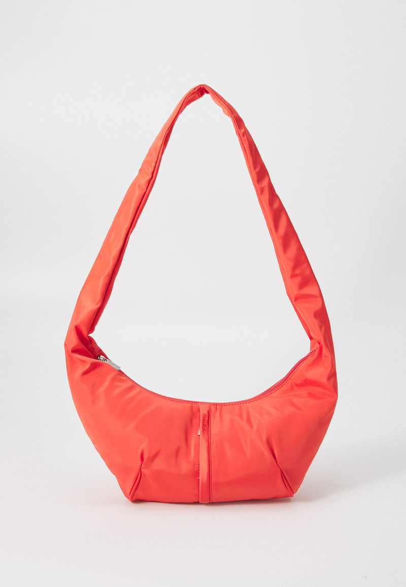 Rote Nylon-Schultertasche mit kurvenförmigem Design, breitem Tragegurt und Reißverschlussverschluss. Glatte Textur und minimale Hardwaredetails.