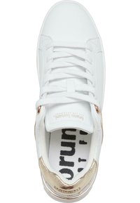 Baskets en cuir blanc avec un bout arrondi, des lacets plats, des accents dorés au talon, et une semelle intérieure texturée portant le nom de la marque.