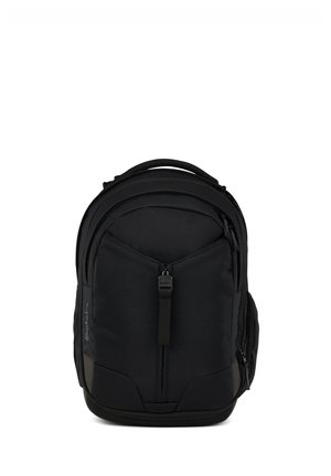 Sac à dos noir avec plusieurs compartiments, poche avant zippée, poches latérales en mesh et poignée supérieure rembourrée.