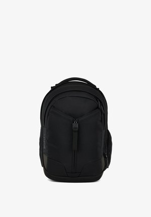 Sac à dos noir avec plusieurs compartiments, poche avant zippée, poches latérales en mesh et poignée supérieure rembourrée.