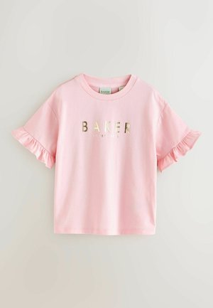 Rosa T-Shirt mit kurzen Ärmeln und Rüschenärmel, verziert mit einem goldmetallischen "BAKER"-Druck auf der Vorderseite. Hergestellt aus weichem Baumwollstoff.