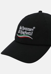 Gorra de béisbol de algodón negra con texto bordado "Mai Spezzare Gli Spaghetti!" y líneas de acento en verde, blanco y rojo en la parte delantera.