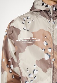 Primitive ALERT PARKA JACKET - Αντιανεμικό μπουφάν - beige/brown