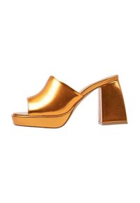 Sandalias de plataforma metálicas en color naranja con puntera abierta, tira ancha y tacón cuadrado grueso para mayor estabilidad. Acabado liso con una textura brillante.