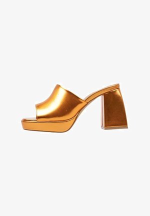 Sandalias de plataforma metálicas en color naranja con puntera abierta, tira ancha y tacón cuadrado grueso para mayor estabilidad. Acabado liso con una textura brillante.