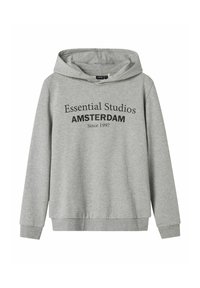 Svijetlo siva dukserica s natpisom "Essential Studios AMSTERDAM Since 1997" ispisanim crnom bojom sprijeda, s prednjim džepom i rebrastim manžetama.