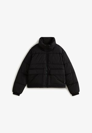 Zwarte pufferjack met een hoge kraag, ritssluiting en twee voorzakken. Kenmerkt zich door een getextureerd quiltpatroon en elastische boorden voor een comfortabele pasvorm.