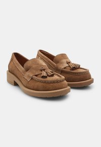 Brązowe zamszowe loafersy z frędzlami, z niskim obcasem i haftowaniem w stylu mokasynowym wzdłuż krawędzi.