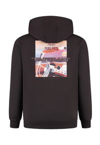 Zwarte hoodie met een kleurrijke afdruk van een autoconsole en de tekst "Studios Pure Path presenteert Wasteland" op de achterkant.