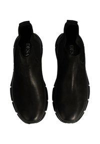 Chaussures noires à enfiler avec une tige en cuir lisse, des panneaux latéraux élastiques et une semelle en caoutchouc épaisse à texture striée.