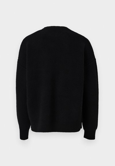 Zwarte gebreide sweater met een ribbelstructuur, ronde halslijn en lange mouwen. Heeft zijsplitten aan de onderkant voor meer bewegingsvrijheid.