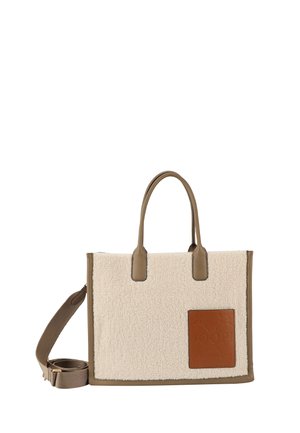 Borsa a tote in shearling beige con dettagli in pelle marrone, due manici superiori e una tracolla removibile. Presenta una patch con logo in rilievo.