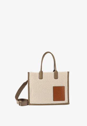 Beige shearling tote taske med brune læder detaljer, to top håndtag og en aftagelig skulderrem. Har prægede logo lap.