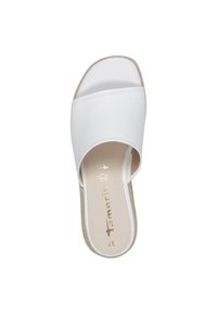 Witte instapsandalen met een soepele leren bovenkant, afgeronde neus en beige zool. Beschikt over een minimalistisch ontwerp en logo van het merk op de binnenzool.