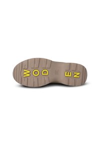Đon đon cipele od svijetlosmeđeg gume s dubokim šarama; sadrži riječ "WOODEN" u podebljanim žutim slovima.