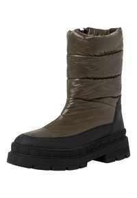 Bota puffer verde oliva con una textura brillante, suela de goma negra y plataforma gruesa, que presenta un diseño acolchado y un caña alta.