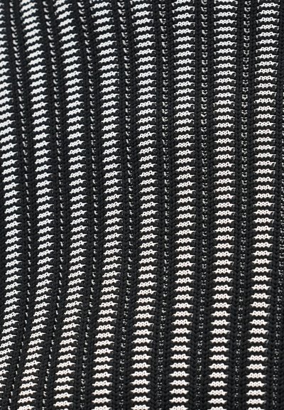 Πλεκτό ύφασμα με εναλλασσόμενες κάθετες ραβδώσεις σε μαύρο και άσπρο. Η υφή είναι απαλή με ελαφριά ελαστικότητα και ομοιόμορφο σχέδιο.