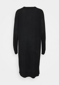 Abito lungo nero in maglia morbida. Presenta un collo rotondo e polsini a coste, con una vestibilità ampia e senza decorazioni.