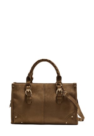 Borsa a tracolla in finta pelle marrone con manici intrecciati, metallo dorato e rivetti decorativi sul davanti. Chiusura con zip e tracolla removibile.