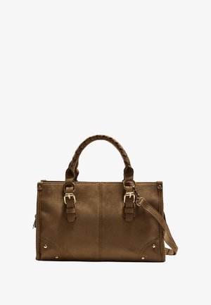 Brun faux læder håndtaske med fletede håndtag, guldfarvet hardware og dekorative nitter foran. Lynlåslukning og aftagelig rem.