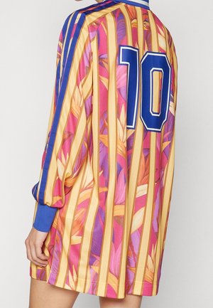 Robe-chemise à manches longues avec des rayures verticales jaunes et roses, motif floral, poignets bleus et grand numéro 10 bleu dans le dos.