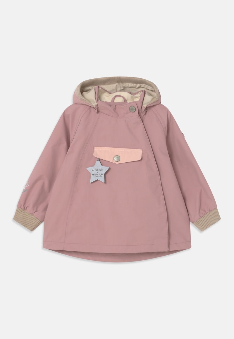 Veste imperméable rose avec une capuche beige, des boutons-pression sur le devant et une poche plaquée. Comprend des poignets élastiques et une étiquette en forme d'étoile.