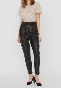 Vero Moda Tygbyxor - black