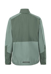 Giacca leggera con blocchi di colore verde chiaro e scuro, polsini elastici e collo alto, mostrata di spalle.