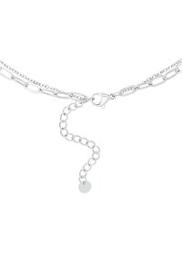 Silberne Halskette aus Metall mit verlängerten Gliedern, einem Karabiner-Verschluss und einer verstellbaren Länge mit einem runden Anhängerdetail.
