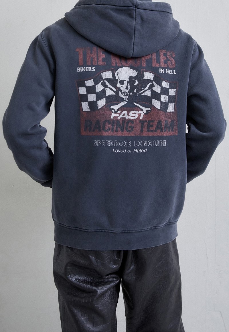 Felpa navy con una grafica di teschio e bandiere a scacchi, caratterizzata da testo rosso e bianco che recita "RACING TEAM" e "SPEED RACE LONG LIFE."