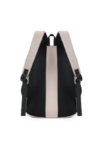 Zaino leggero rosa e nero con retro in rete testurizzata, spallacci regolabili e design elegante con fondo arrotondato. Presenta accenti semplici.