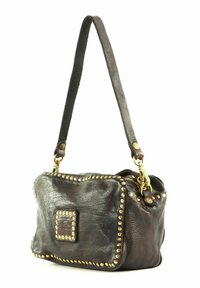 Borsa a tracolla in pelle marrone scuro con accenti di borchie dorate, forma rettangolare, chiusura con zip e tracolla in pelle coordinata.