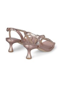 Sandali metallici color rosa con una fascia decorata di gioielli, fibbia alla caviglia regolabile e un design unico del tacco svasato. Texture liscia e punta aperta.