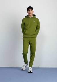 Puma BETTER ESSENTIALS - Træningsbukser - olive green