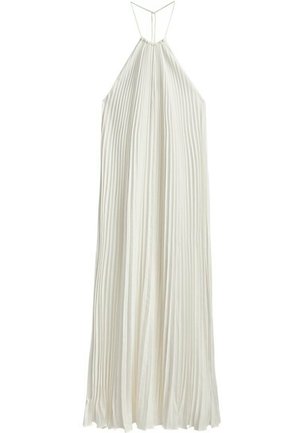 Robe longue blanche plissée à col halter avec fines bretelles et silhouette fluide sur fond blanc.