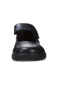 Zapato Mary Jane de cuero negro con punta redondeada, correa adjustable y suela de goma negra texturizada. Diseño limpio con un minimalismo en los detalles.