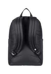 Mochila negra con correas acolchadas para los hombros, tela texturizada y un asa superior. Presenta un diseño sencillo y sin logotipos ni patrones visibles.