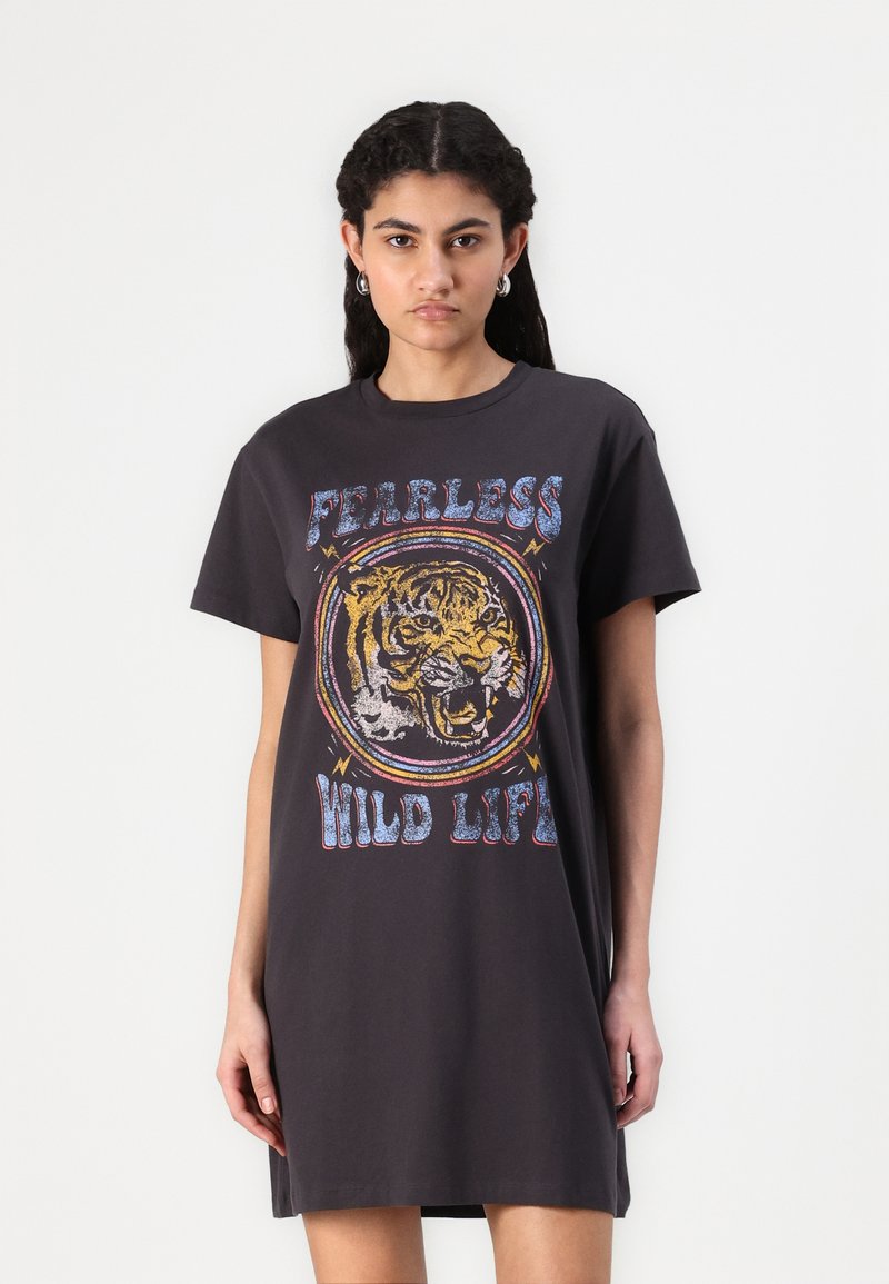 Melna T-kreklu kleita ar tīģera grafiku un tekstu "NEBAIDĪGA SAVVAĶA DZĪVE". Izgatavota no mīksta auduma, ar brīvu piegriezumu un īsām piedurknēm.