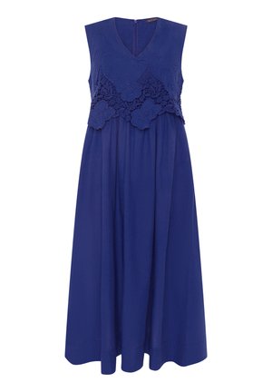 Ermeløs kongeblå kjole med V-udskæring og blomstret blonder overlay på overdelen, flydende nederdel og lynlås lukning bagpå.