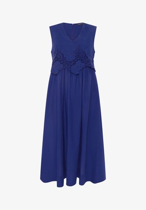 Ermeløs kongeblå kjole med V-udskæring og blomstret blonder overlay på overdelen, flydende nederdel og lynlås lukning bagpå.