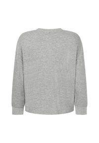 Grå långärmad tröja med ett texturerat, stickat mönster. Har rund halsringning och en något kortare, avslappnad passform med nedsänkta axlar.