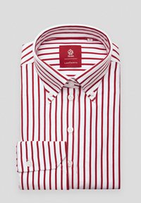 Biała koszula z pionowymi czerwonymi paskami, z kołnierzykiem zapinanym na guziki i guzikiem z przodu, starannie złożona na jednolitym tle.