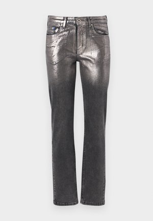 Jeans prateados metálicos com corte reto, apresentando cinco bolsos e costura de contraste. O denim tem um acabamento liso e brilhante.