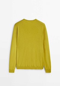 Cardigan jaune en maille avec manches longues, col rond et texture lisse. Présente une coupe droite et des bordures côtelées à l'ourlet et aux poignets.