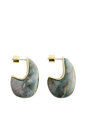 Paire de boucles d'oreilles créoles en pierre marbrée verte et grise avec bords dorés et tiges dorées sur fond blanc.