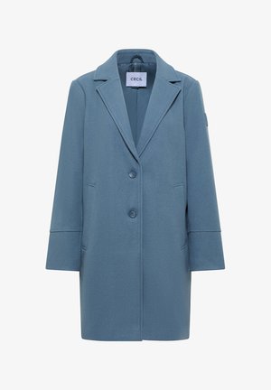 Jasnoniebieski płaszcz z wyłogowym kołnierzem, dwoma guzikami, bocznymi kieszeniami i szerokimi rękawami. Miękka tekstura i dopasowany krój dla nowoczesnego wyglądu.