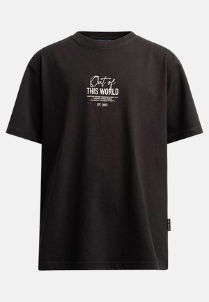 T-shirt noir en coton à manches courtes, col rond, avec le texte imprimé en blanc : "Hors de CE MONDE" et un logo supplémentaire.